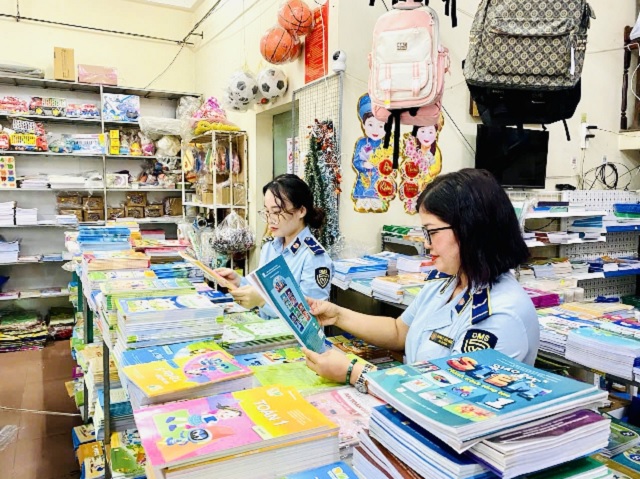 Lực lượng QLTT Quảng Ngãi đang kiểm tra,kiểm soát hàng hóa. Ảnh: Võ Năng Chuyên.