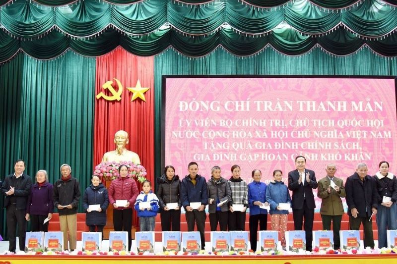 Chủ tịch Quốc hội Trần Thanh Mẫn tặng quà các gia đình chính sách, người có công với cách mạng.