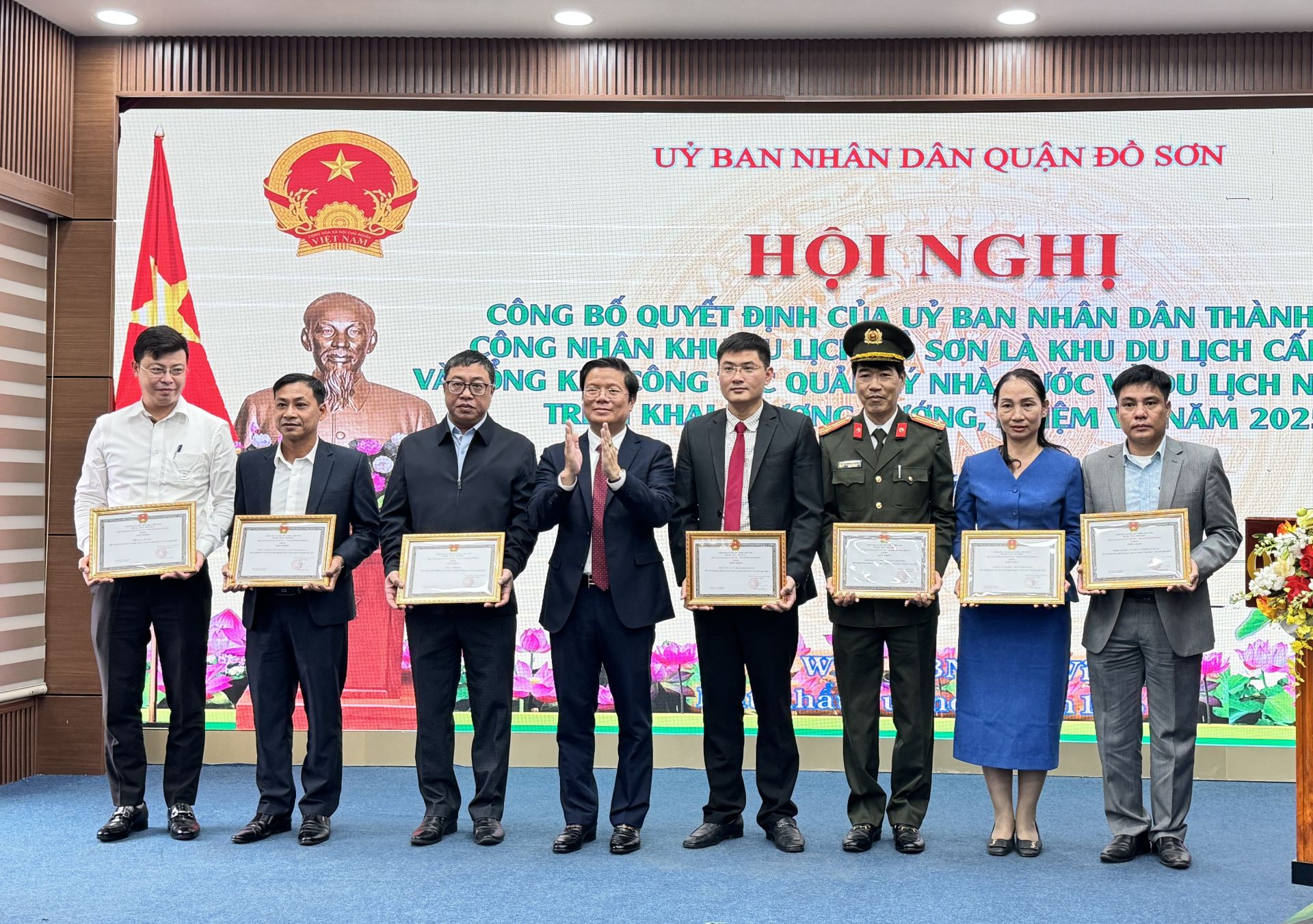 Lãnh đạo quận Đồ Sơn trao Giấy khen cho các đơn vị và cá nhân