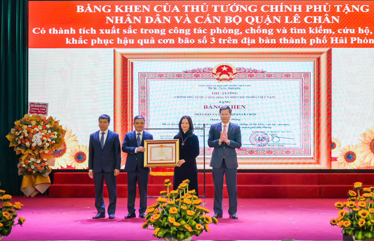 Phó Chủ tịch Thường trực UBND thành phố Lê Anh Quân trao Bằng khen của Thủ tướng Chính phủ cho Nhân dân và cán bộ quận Lê Chân.