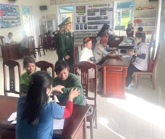 BĐBP Quảng Trị: Khám và cấp thuốc miễn phí cho hơn 300 người dân 2 bên biên giới