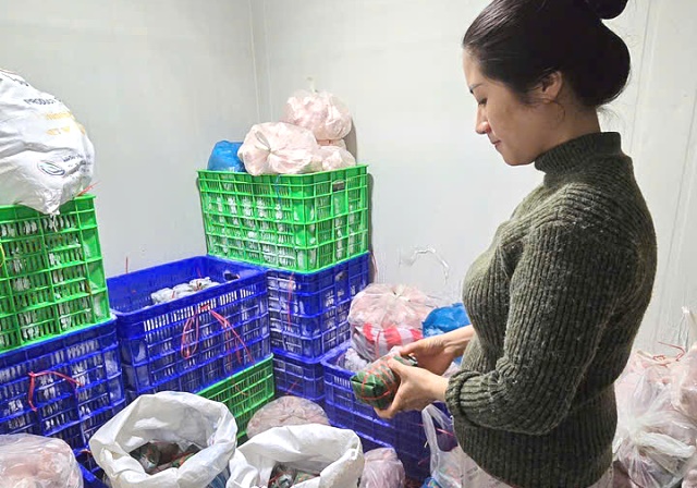 Số chả tại cơ sở sản xuất của gia đình ông Tý dương tính với hàn the. Ảnh: Công an cung cấp