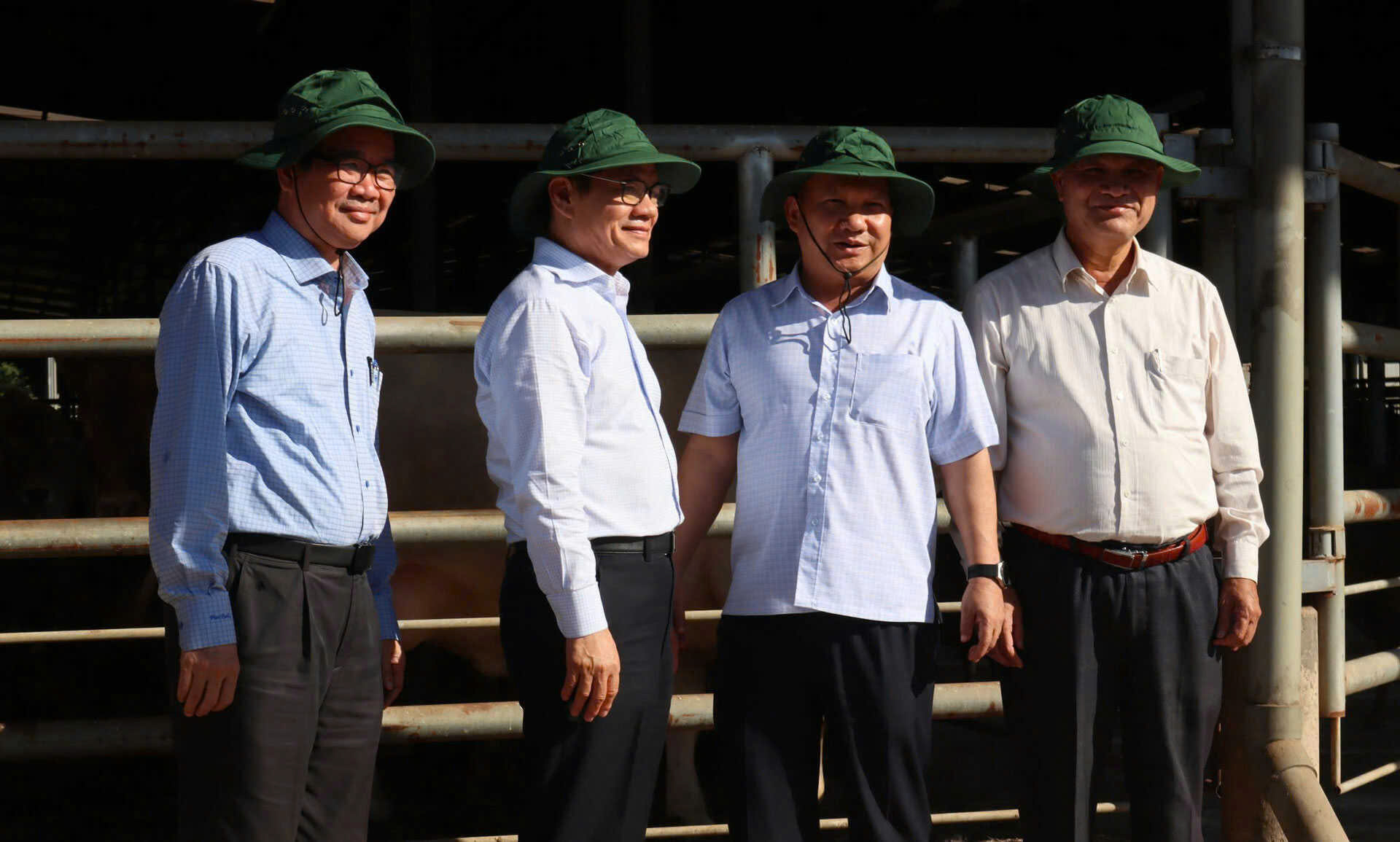 Đoàn công tác do ông Rah Lan Chung - Phó Bí thư Tỉnh ủy, Chủ tịch UBND tỉnh Gia Lai (đứng thứ 2 từ phải sang) làm Trưởng đoàn tham quan khu trại chăn nuôi bò