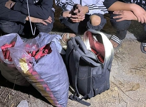 Tang vật được lực lượng chức năng tphát hiện tại ngôi nhà hoang gần nghĩa trang thuộc thôn Từ Thuận, xã Vân Từ, huyện Phú Xuyên. Ảnh: Đức Tuấn