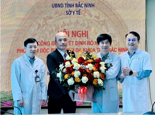 Ban Giám đốc Bệnh viện Đa khoa tỉnh Bắc Ninh tặng hoa chúc mừng tân Phó Giám đốc Nguyễn Đăng Hùng