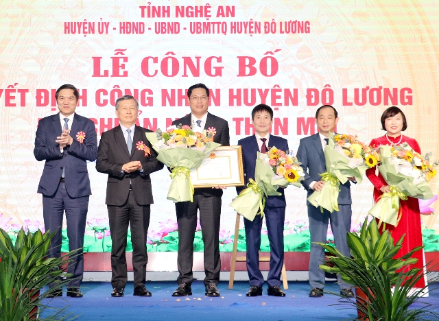 Chủ nhiệm Ủy ban Khoa học, Công nghệ và Môi trường Lê Quang Huy cùng Phó Bí thư Tỉnh ủy Thường trực Tỉnh ủy, Chủ tịch HĐND tỉnh Hoàng Nghĩa Hiếu trao Bằng công nhận huyện Đô Lương đạt chuẩn huyện NTM và tặng hoa chúc mừng huyện.