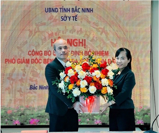 Đ/c Tô Mai Hoa – Giám đốc Sở Y tế tặng hoa chúc mừng tân Phó Giám đốc Bệnh viện Đa khoa tỉnh Nguyễn Đăng Hùng.