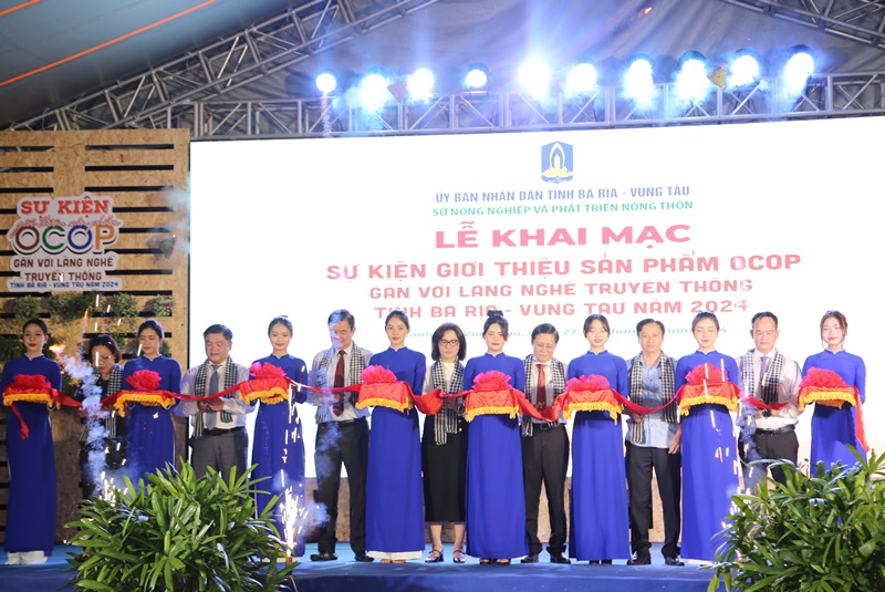 Nghi lễ cắt băng khai mạc