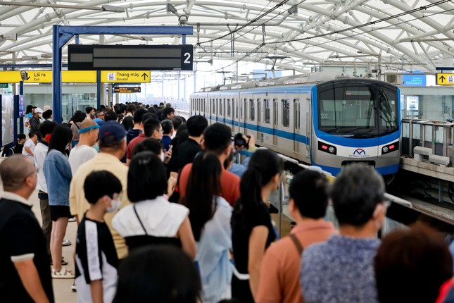 Hành khách chờ lên tàu Metro