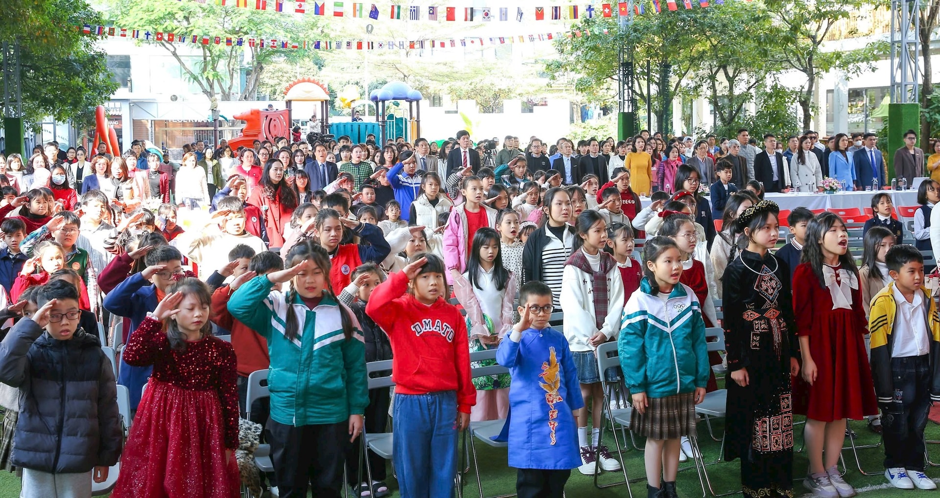 Hình ảnh trang nghiêm các em học sinh làm lễ chào cờ tại Lễ trao giải khiến người xem vô cùng xúc động Hình ảnh trang nghiêm các em học sinh làm lễ chào cờ tại Lễ trao giải khiến người xem vô cùng xúc động