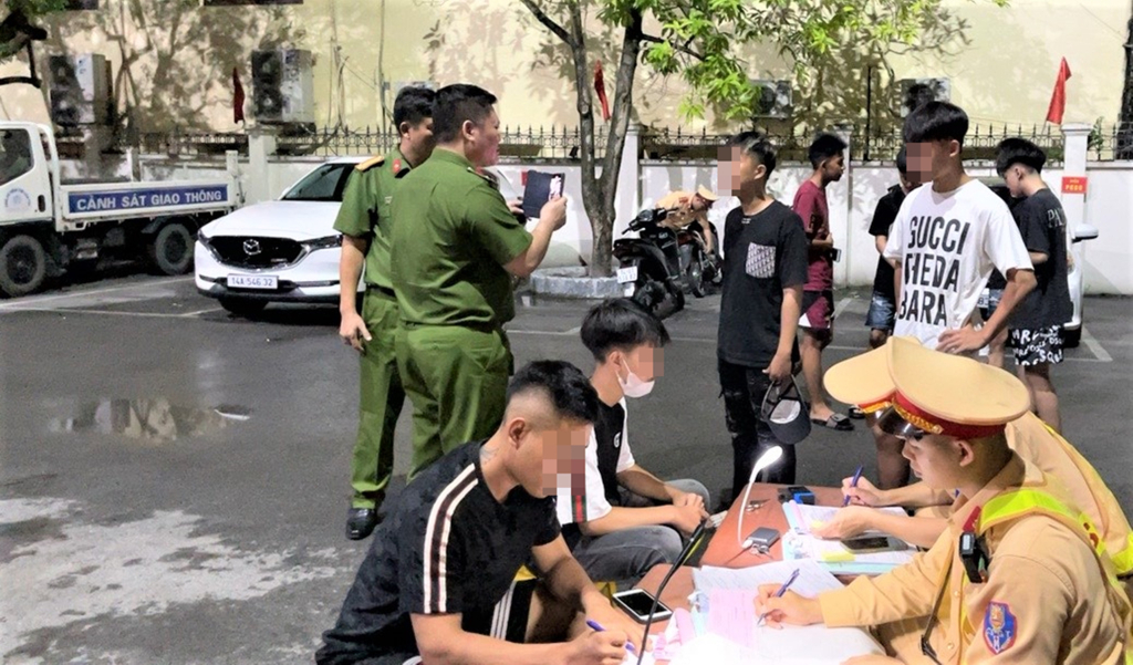 Công an tỉnh Quảng Ninh cùng công an các địa phương tổ chức ra quân đảm bảo trật tự, an toàn giao thông.