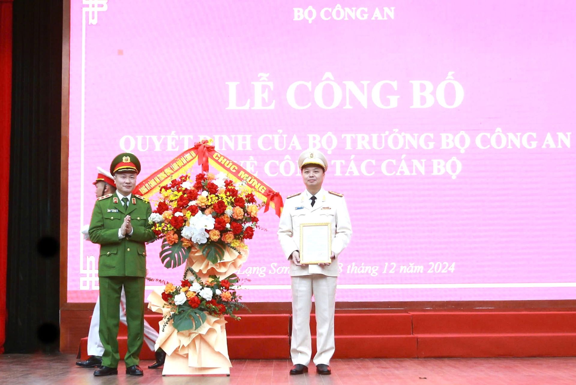 Lãnh đạo Bộ Công an trao quyết định, tặng hoa cho Đại tá Nguyễn Tiến Trung, tân Giám đốc Công an tỉnh Lạng Sơn