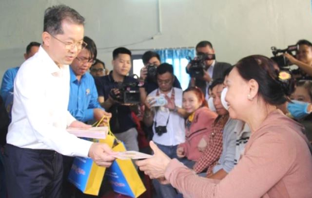 Ông Nguyễn Văn Quảng, Bí thư Thành ủy Đà Nẵng thăm, động viên công nhân xa nhà dịp Tết Giáp Thìn 2024
