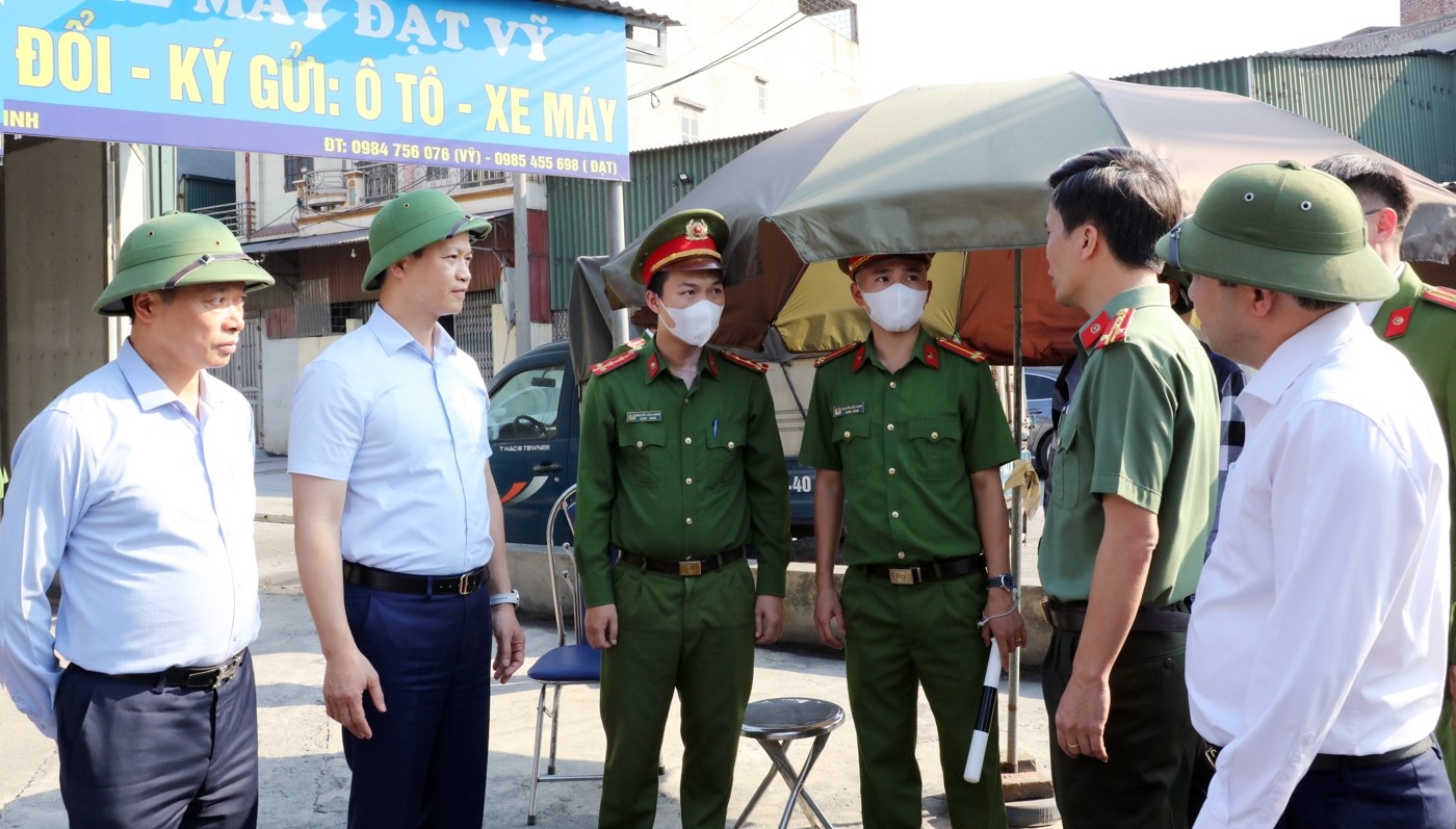 Chủ tịch UBND tỉnh Vương Quốc Tuấn (thứ 2 từ trái qua) và Phó Chủ tịch Thường trực UBND tỉnh Đào Quang Khải (ngoài cùng bên trái) kiểm tra tại các Tổ chốt phương tiện ra, vào thôn Mẫn Xá, xã Văn Môn. Chủ tịch UBND tỉnh Vương Quốc Tuấn (thứ 2 từ trái qua) và Phó Chủ tịch Thường trực UBND tỉnh Đào Quang Khải (ngoài cùng bên trái) kiểm tra tại các Tổ chốt phương tiện ra, vào thôn Mẫn Xá, xã Văn Môn.