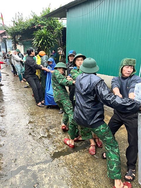 Quảng Trị: Trục vớt tàu cá bị chìm trong đêm lên bờ an toàn