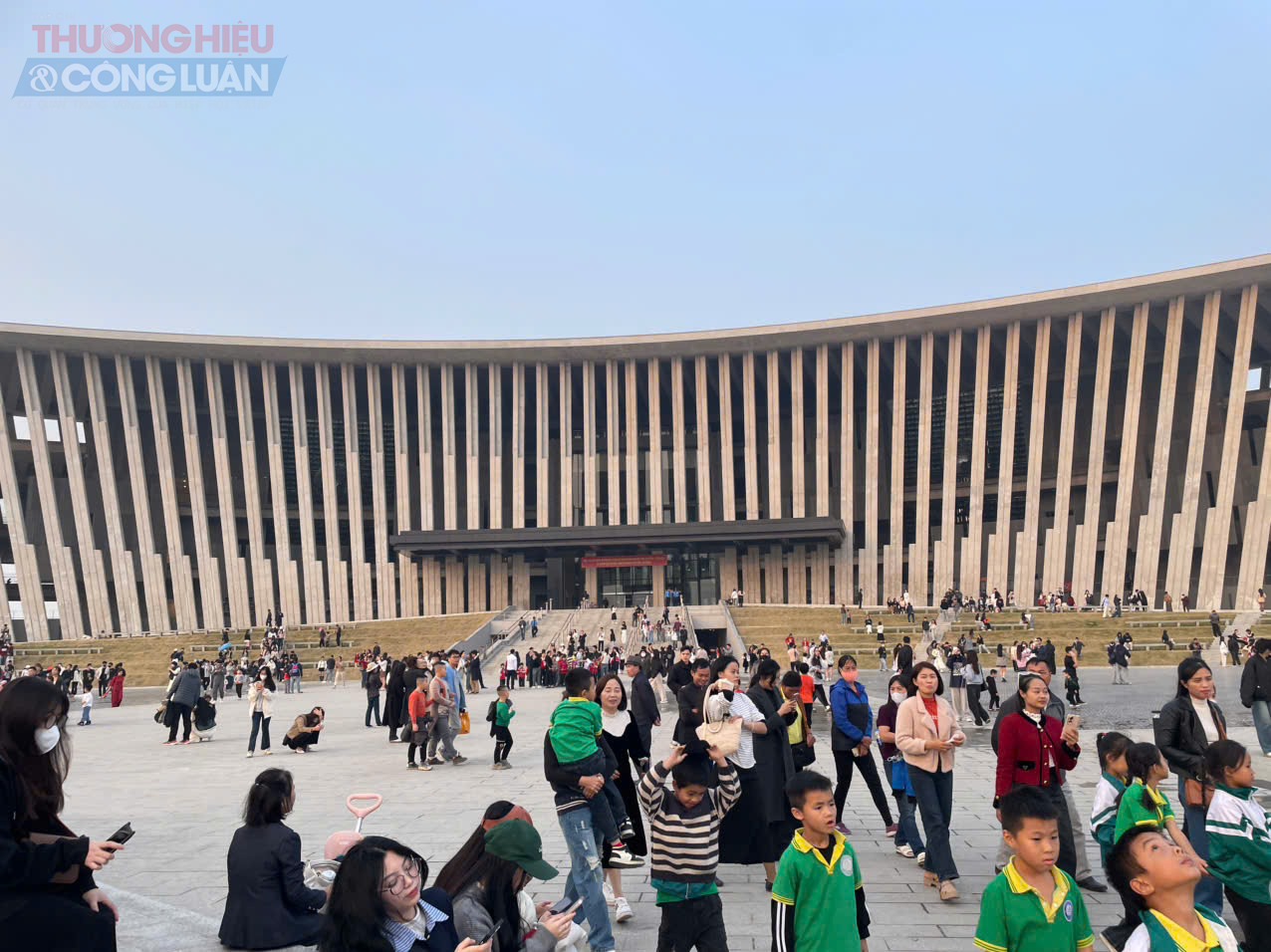 Hàng ngàn du khách đến tham quan Bảo tàng Lịch sử Quân sự Việt Nam dịp cuối năm