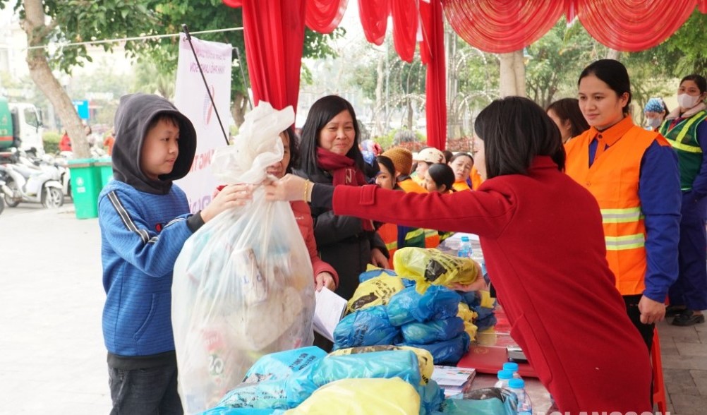 Nhân dân trên địa bàn thành phố Lạng Sơn tham gia chương trình đổi rác lấy túi nilon sinh học