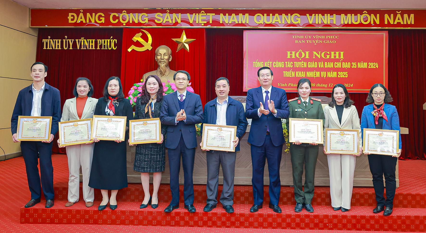 Trưởng Ban Tuyên giáo Tỉnh ủy Nguyễn Tuấn Khanh; Phó Trưởng Ban Tuyên giáo Tỉnh ủy Ngô Duy Đông trao Giấy khen của Ban Tuyên giáo Tỉnh ủy tặng các cá nhân có thành tích xuất sắc trong công tác tuyên giáo năm 2024.