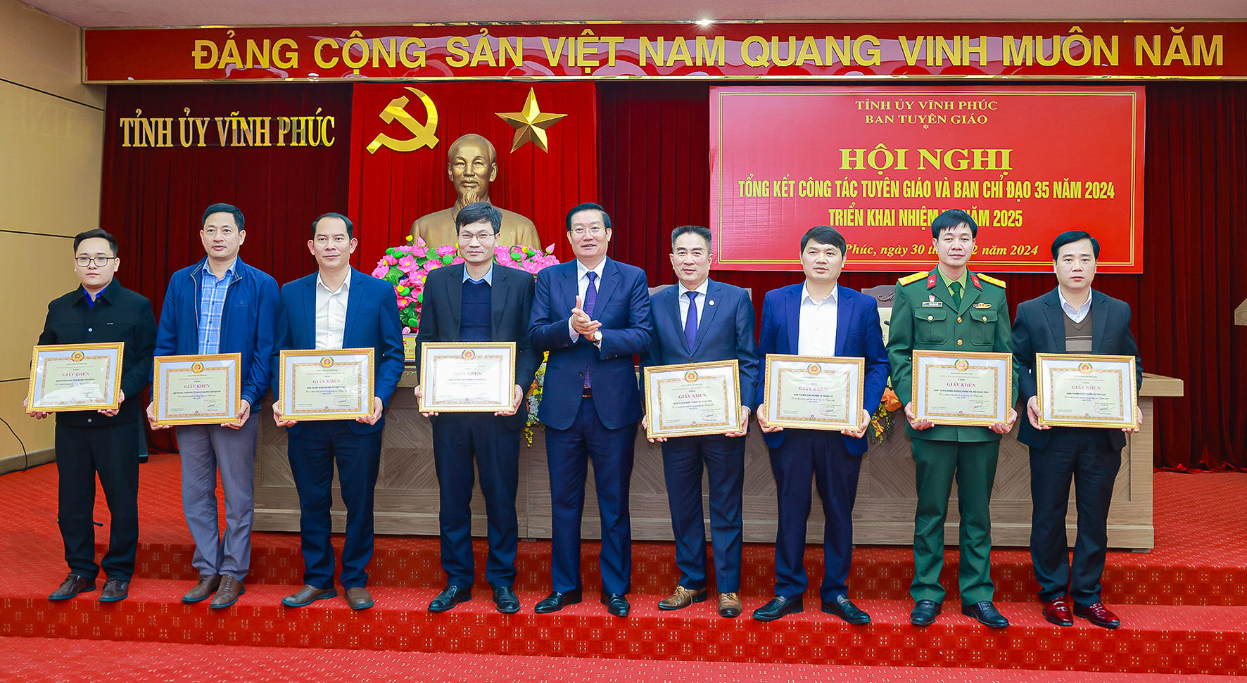 Trưởng Ban Tuyên giáo Tỉnh ủy Nguyễn Tuấn Khanh trao Giấy khen của Ban Tuyên giáo Tỉnh ủy tặng các tập thể có thành tích xuất sắc trong công tác tuyên giáo năm 2024.