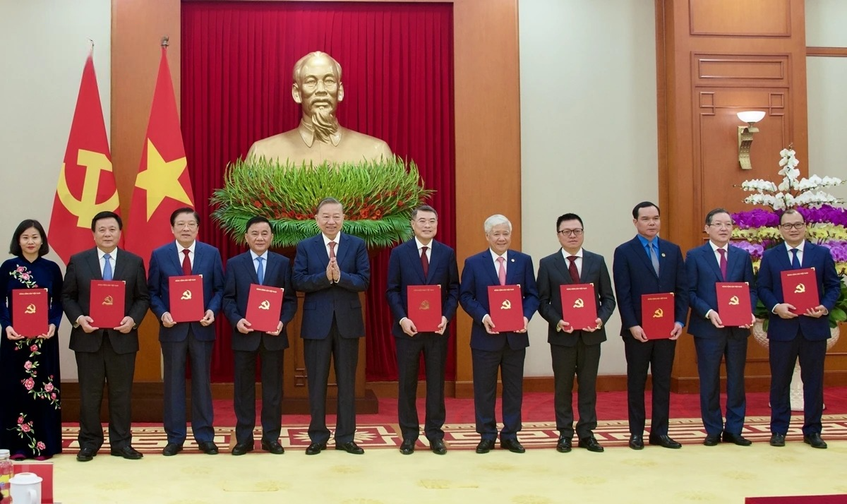 Tổng Bí thư Tô Lâm trao Quyết định về chức năng, nhiệm vụ của 13 cơ quan ban Đảng, đơn vị ở Trung ương