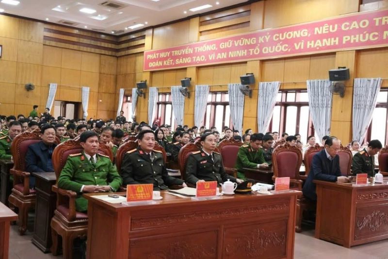 Các đại biểu tham gia buổi lễ.