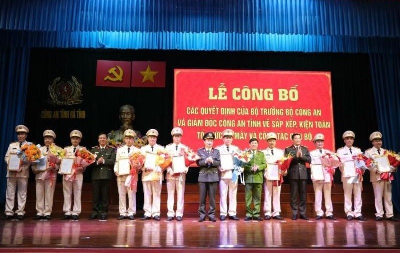 Đại tá Nguyễn Xuân Thao - Giám đốc Công an tỉnh Hà Tĩnh trao quyết định cho các đồng chí được bố trí, điều động.