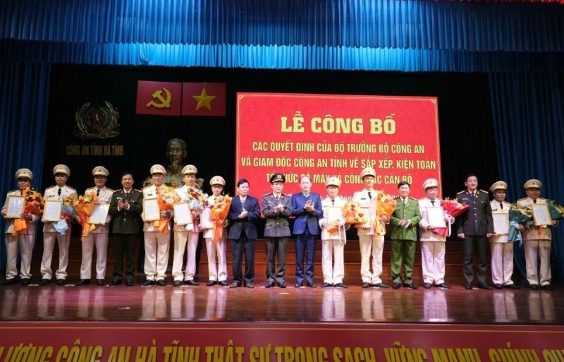 Phó Chủ tịch Thường trực UBND tỉnh Hà Tĩnh Nguyễn Hồng Lĩnh và lãnh đạo Công an tỉnh tặng hoa chúc mừng.