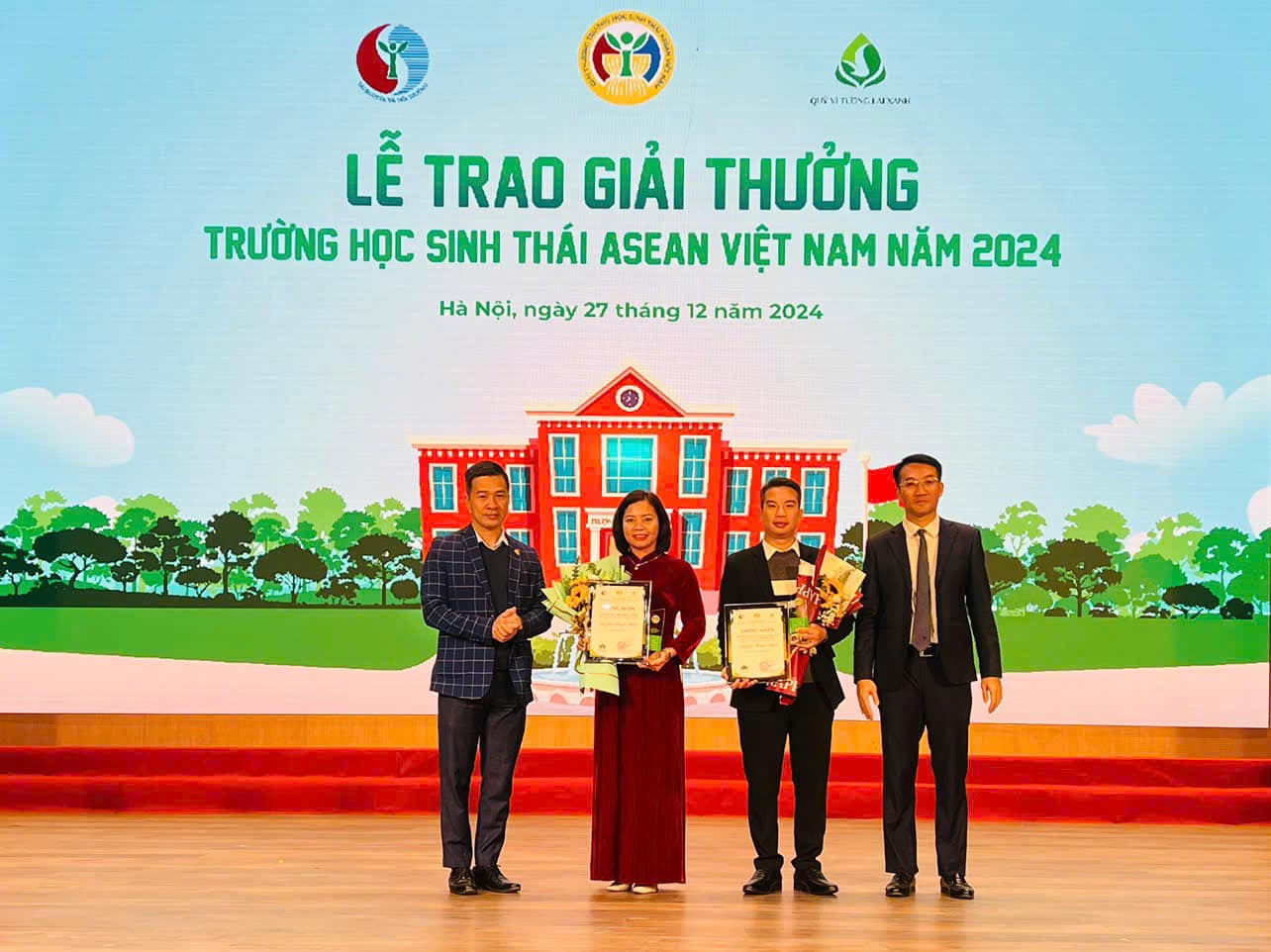 Đại diện Trường Tiểu học Đông Ngạc nhận giải thưởng