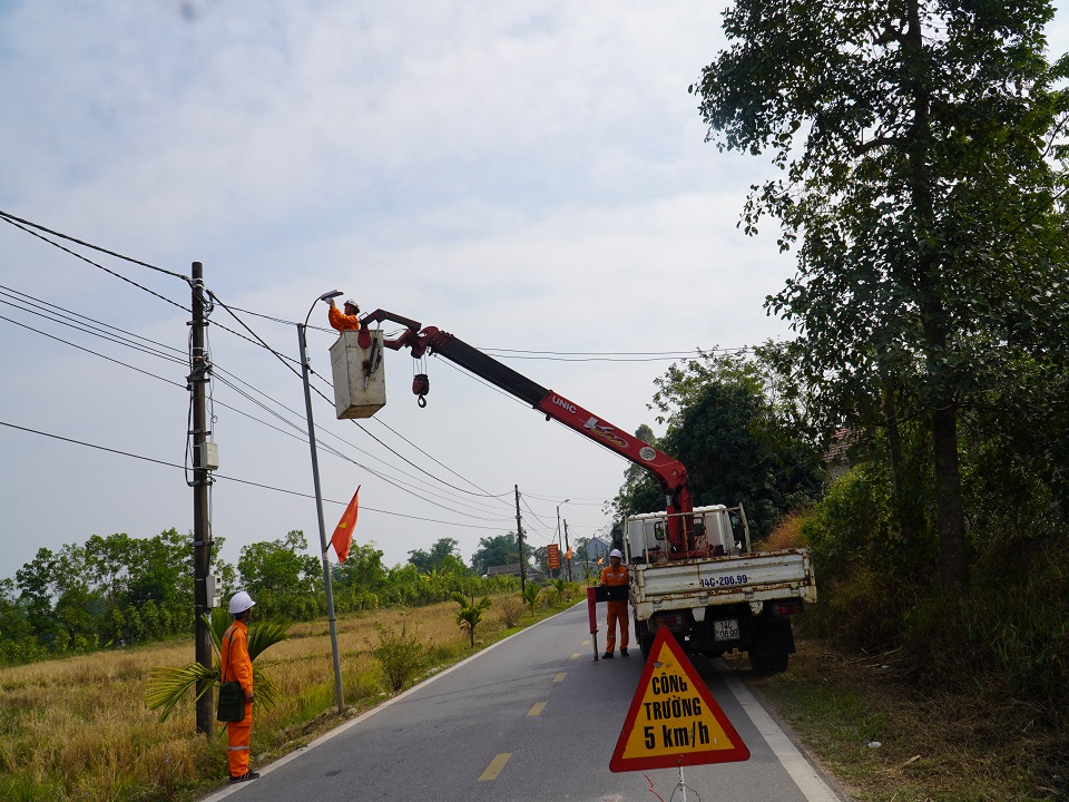 Công nhân Điện lực Hải Hà thay bóng đèn tuyến đường xã Quảng Sơn, huyện Hải Hà