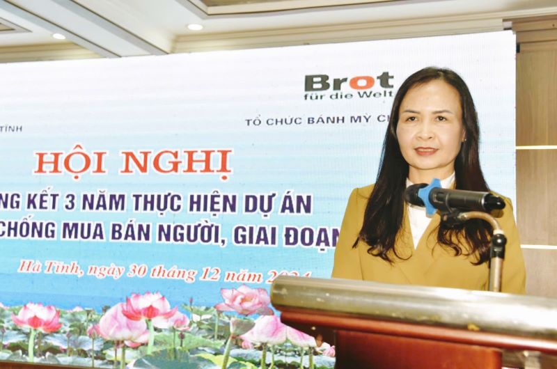 Bà Nguyễn Thị Lệ Hà, Chủ tịch Hội LHPN tỉnh Hà Tĩnh phát biểu tại hội nghị.