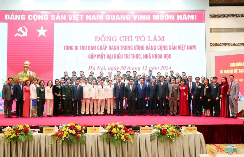 Tổng Bí thư Tô Lâm chụp ảnh cùng các đại biểu là trí thức, nhà khoa học tại Hội nghị. Ảnh chinhphu.vn.