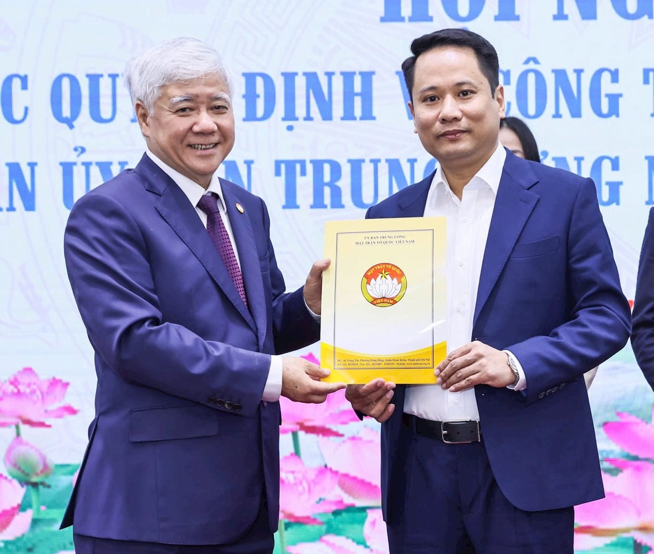 Ông Đỗ Văn Chiến, Ủy viên Bộ Chính trị, Bí thư Trung ương Đảng, Chủ tịch UBTƯ MTTQ Việt Nam trao Quyết định cho ông Trương Thành Trung, Tổng Biên tập Báo Đại Đoàn Kết. Ảnh: Quang Vinh.