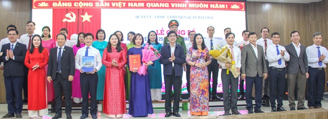 Ban Thường vụ Quận ủy Hải Châu trao quyết định và tặng hoa chúc mừng lãnh đạo đảng, chính quyền phường Phước Ninh