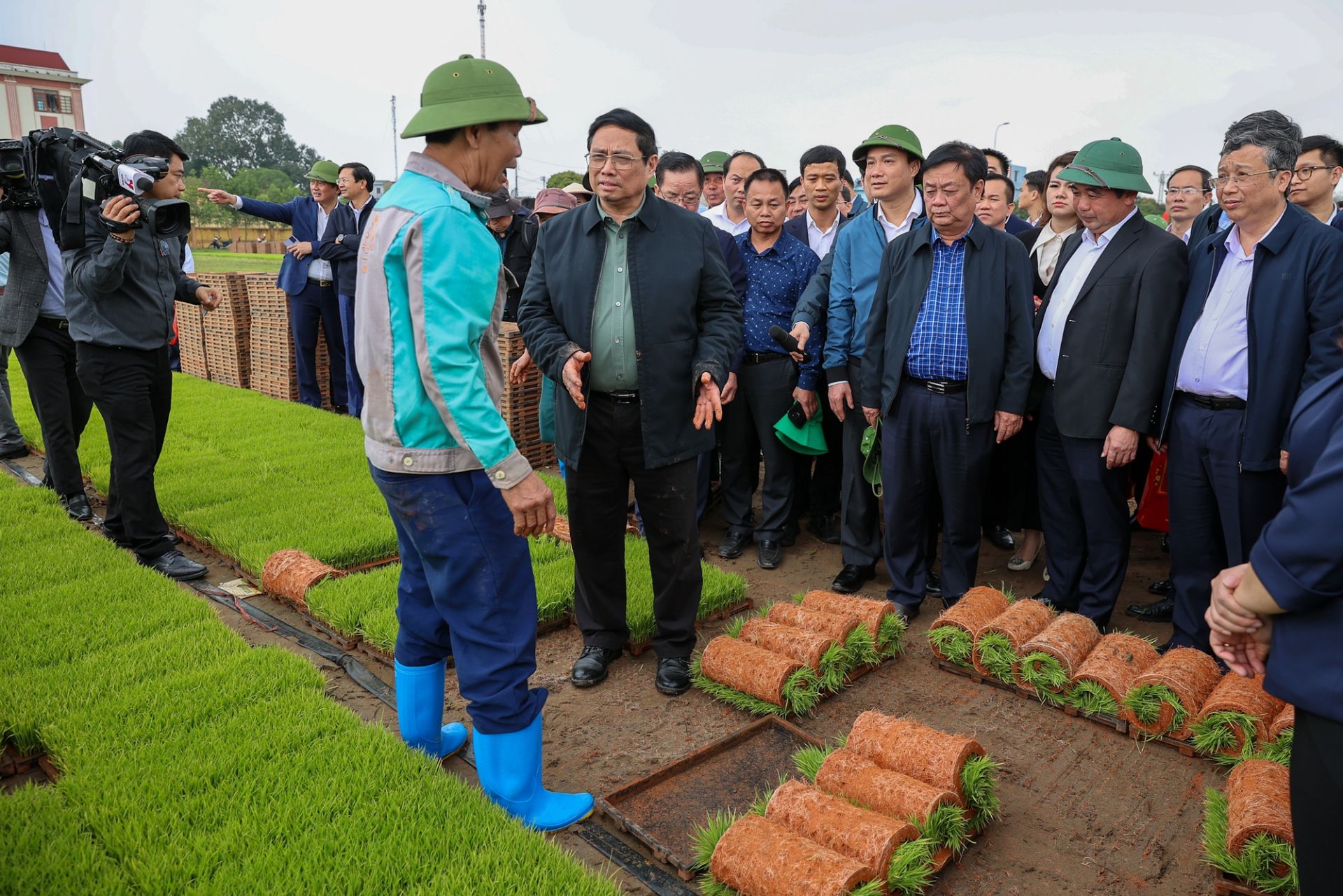 Thủ tướng Phạm Minh Chính đã đi thăm, động viên nông dân sản xuất nông nghiệp tại tỉnh Hải Dương. Ảnh chinhphu.vn.