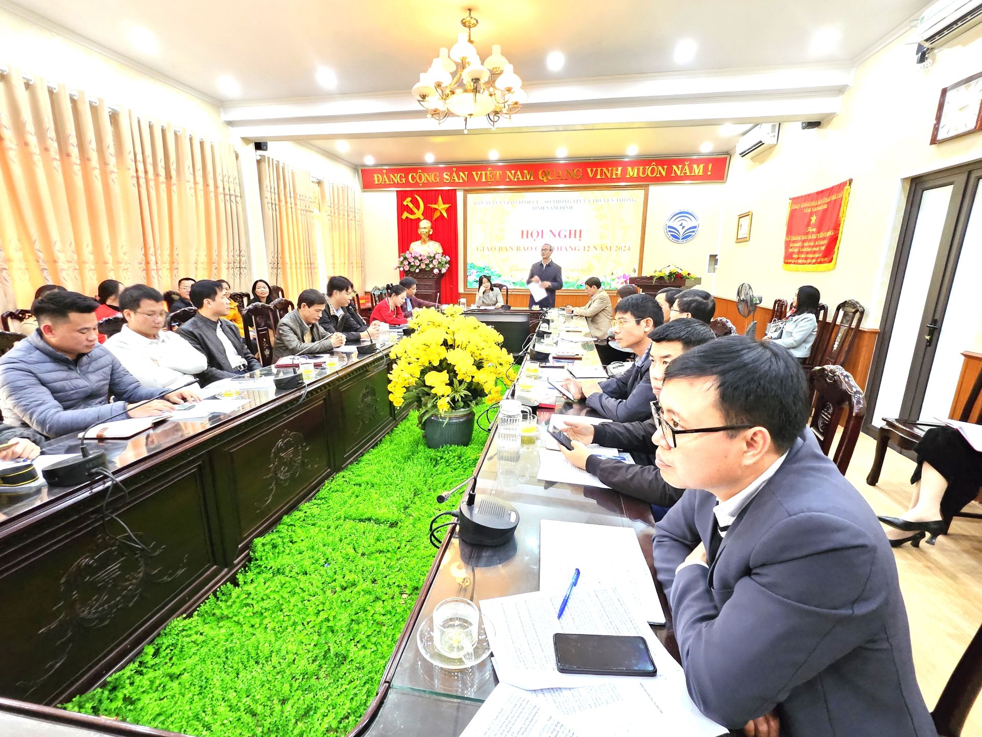 Quang cảnh buổi họp