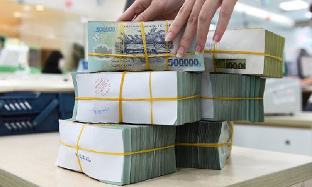 Lần đầu tiên thu ngân sách Nhà nước đạt trên 2 triệu tỷ đồng, vượt thu 324 nghìn tỷ đồng