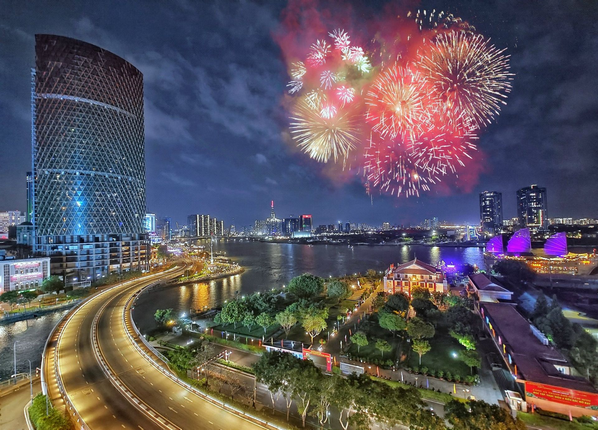 TP. Hồ Chí Minh tổ chức 3 điểm bắn pháo hoa chào đón năm mới 2025