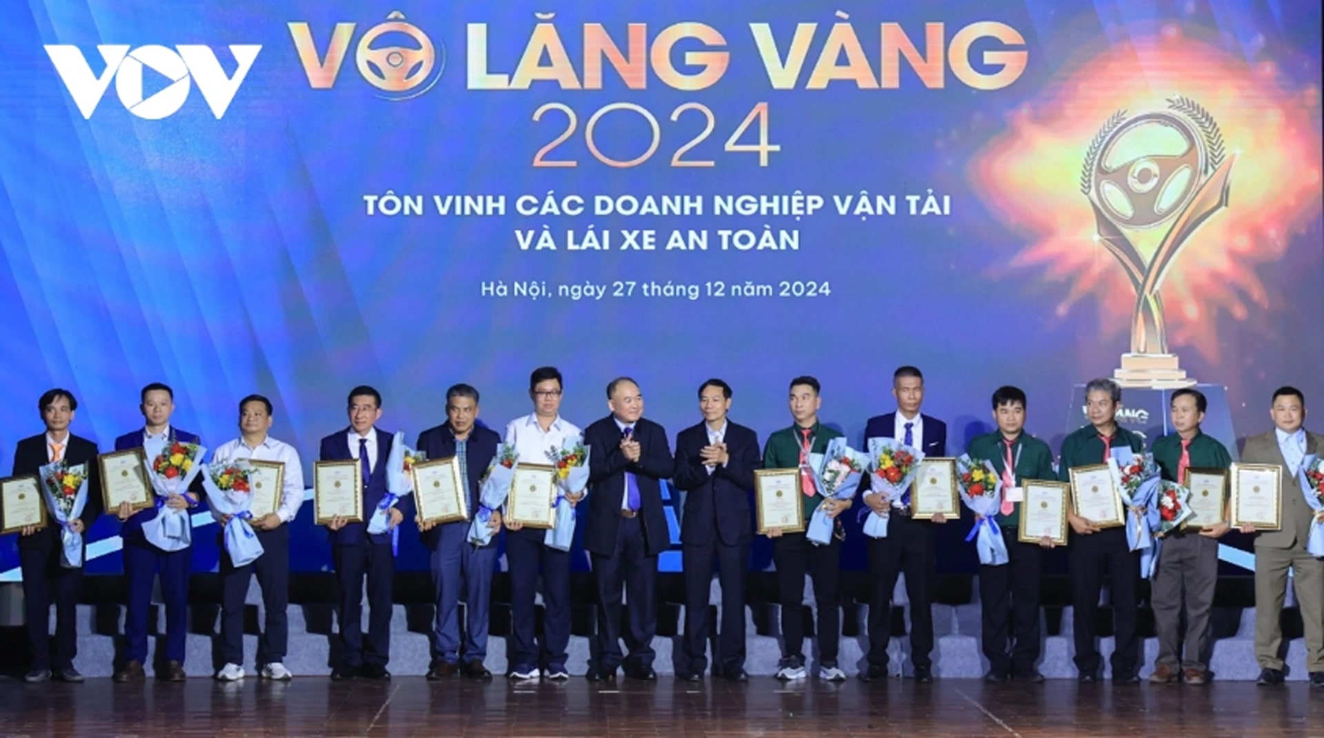 Ban tổ chức trao giải Văn hóa giao thông cho cá nhân và các tập thể xuất sắc