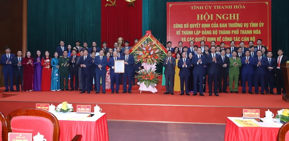 Bí thư Tỉnh ủy Nguyễn Doãn Anh và các đồng chí Phó Bí thư Tỉnh ủy trao Quyết định của Ban Thường vụ Tỉnh ủy về việc thành lập Đảng bộ thành phố Thanh Hóa và tặng hoa chúc mừng Đảng bộ thành phố Thanh Hóa.