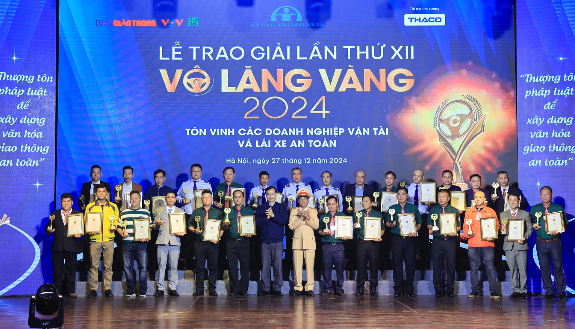 Ban tổ chức trao giải thưởng Vô lăng vàng 2024 cho các cá nhân xuất sắc