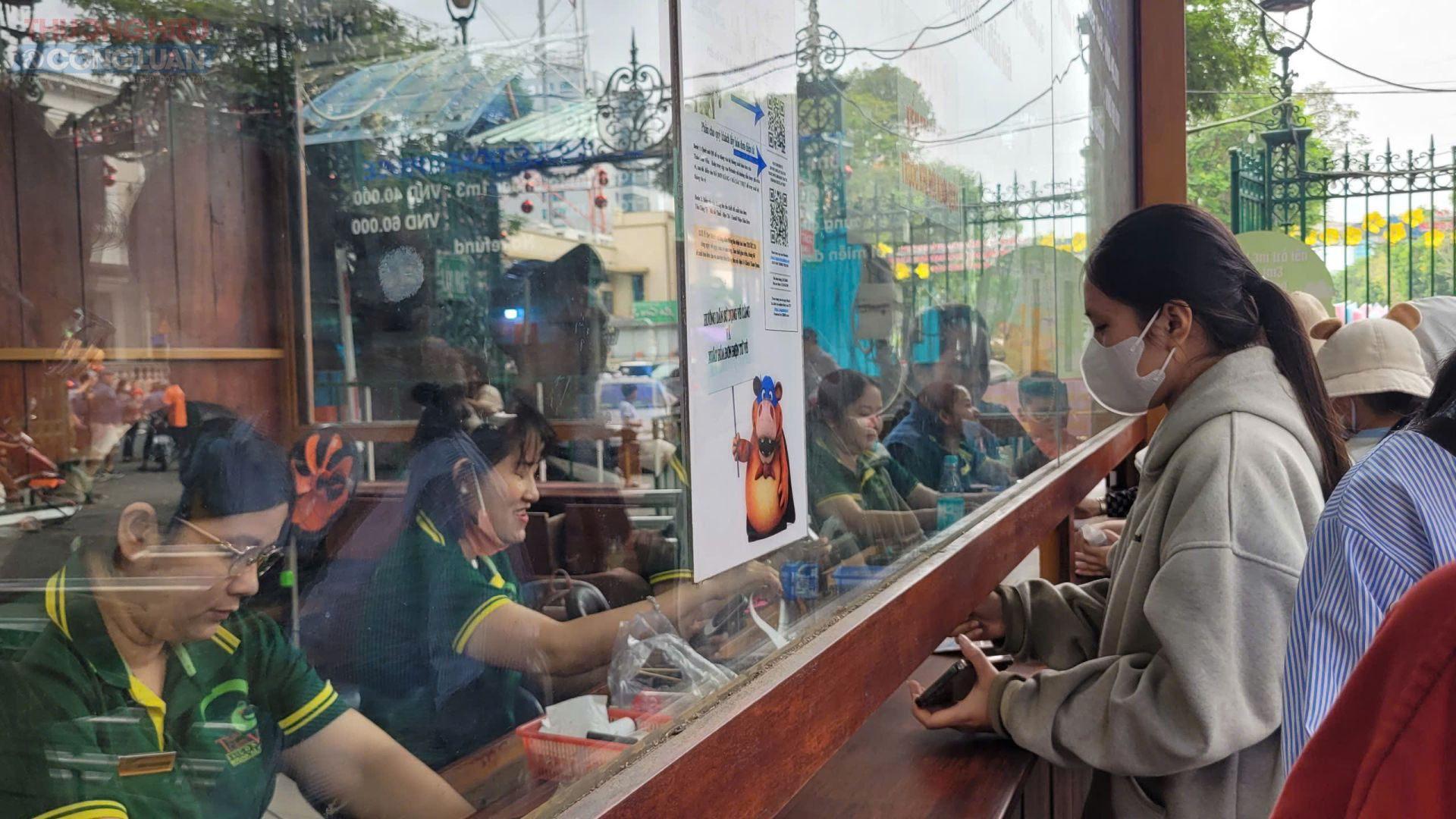 Khu vực soát vé tại Thảo Cầm Viên sáng nay tấp nập du khách xếp hàng chờ mua vé, đông nhưng không xảy ra cảnh chen lấn