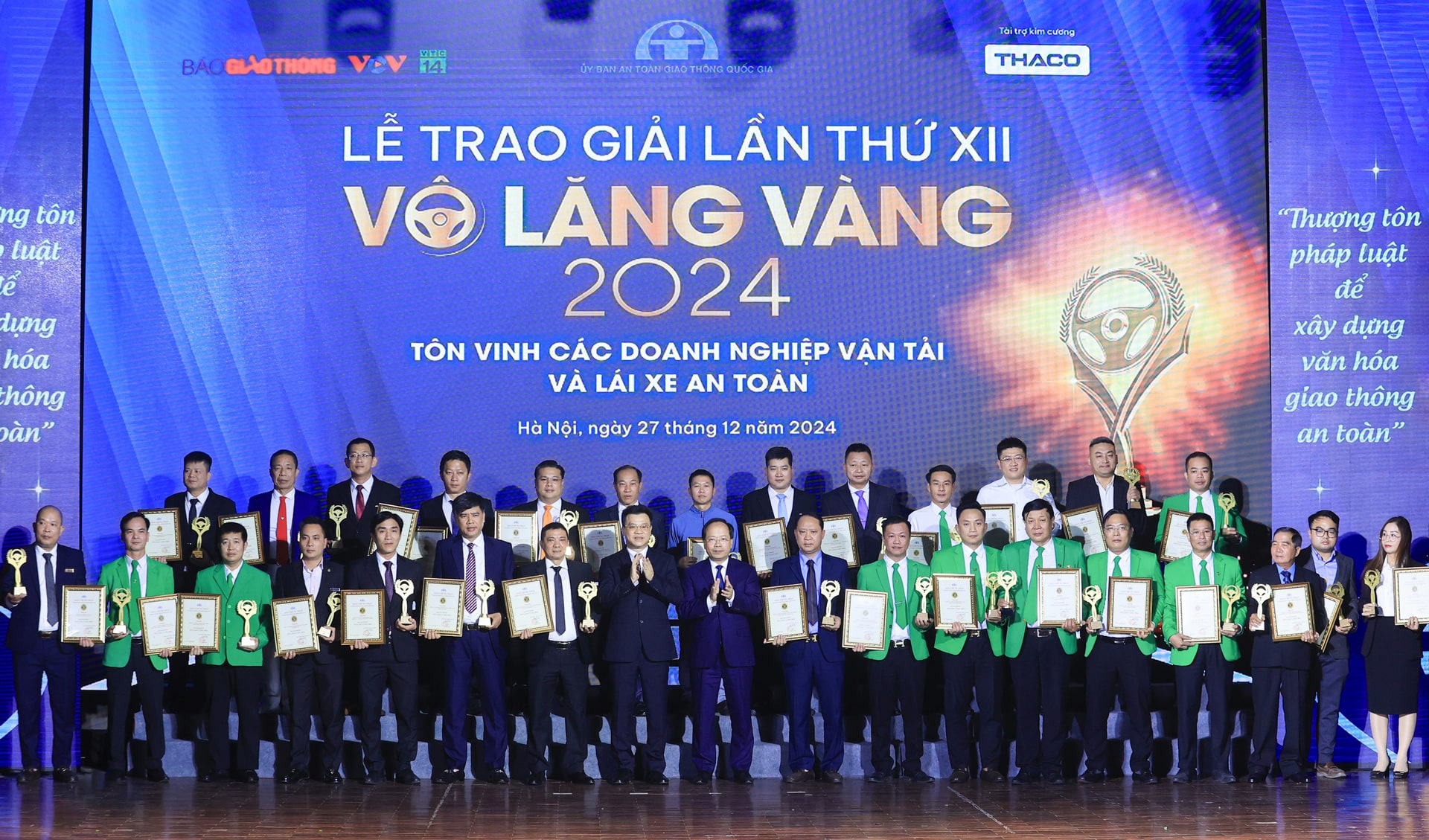 Ban tổ chức trao giải thưởng Vô lăng vàng 2024 cho các tập thể xuất sắc