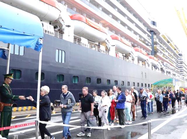 Việc đón tiếp chu đáo của ngành du lịch được du khách đánh giá cao Việc đón tiếp chu đáo của ngành du lịch được du khách đánh giá cao