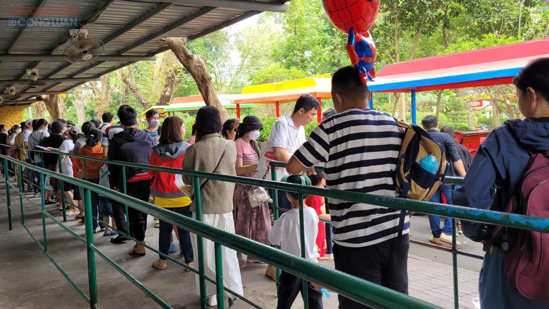 Các chuyến xe chở khách tham quan luôn đầy khách. Theo nhân viên bán vé xe, các xe tại vườn thú đã hoạt động không ngừng nghỉ từ 7h sáng đến 11h trưa