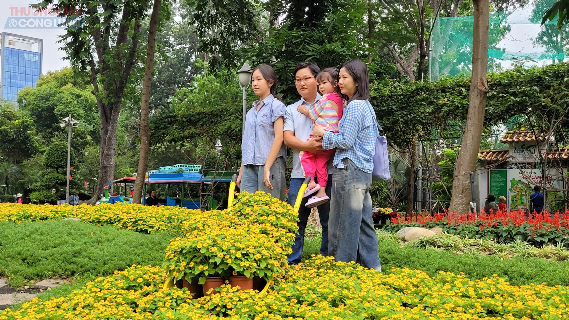 Nhiều người cũng tranh thủ chụp ảnh làm kỷ niệm tham quan Thảo Cầm Viên vào dịp đầu năm mới