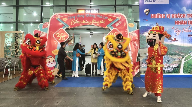 Quang cảnh “Chương trình Đón những vị khách trên chuyến bay đầu tiên đến Bình Định nhân dịp Tết Dương lịch 2025”. Ảnh: Viết Hiền Quang cảnh “Chương trình Đón những vị khách trên chuyến bay đầu tiên đến Bình Định nhân dịp Tết Dương lịch 2025”. Ảnh: Viết Hiền