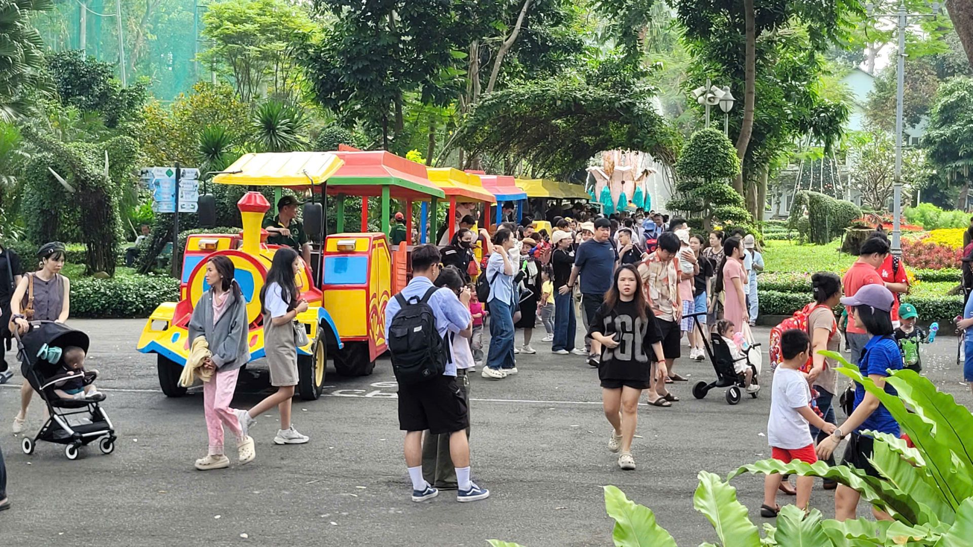 TP. Hồ Chí Minh: Hàng nghìn người đổ về Thảo Cầm Viên dịp Tết Dương lịch