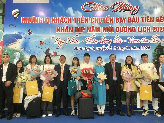 Ban tổ chức chụp ảnh lưu niệm với du khách. Ảnh: Viết Hiền Ban tổ chức chụp ảnh lưu niệm với du khách. Ảnh: Viết Hiền