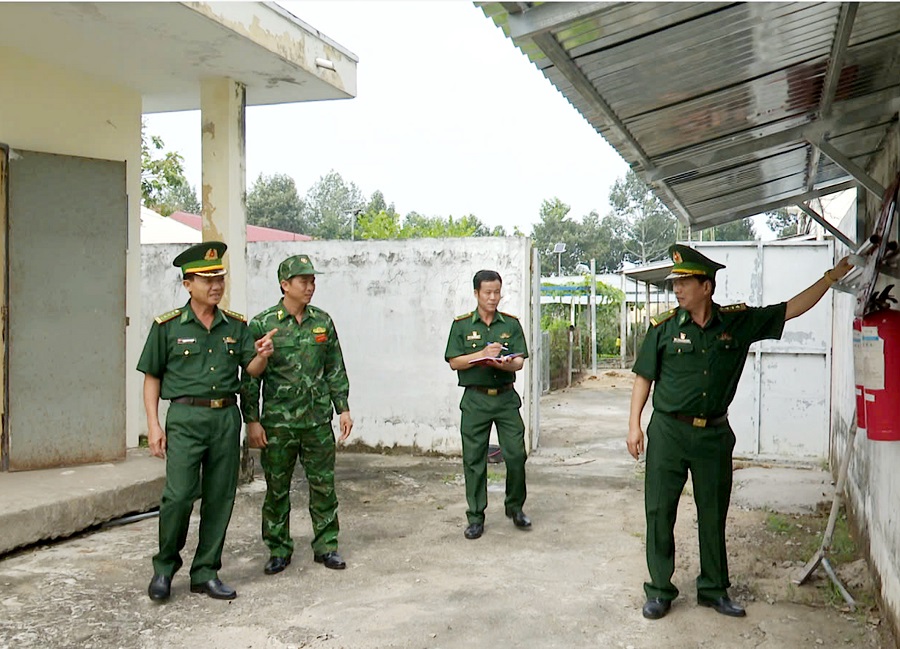 / Đoàn công tác do Đại tá Trương Thùy Dương, Phó Chỉ huy trưởng Nghiệp vụ BĐBP tỉnh làm trưởng đoàn kiểm tra công tác SSCĐ tại đồn Biên phòng Thuận Bình / Đoàn công tác do Đại tá Trương Thùy Dương, Phó Chỉ huy trưởng Nghiệp vụ BĐBP tỉnh làm trưởng đoàn kiểm tra công tác SSCĐ tại đồn Biên phòng Thuận Bình