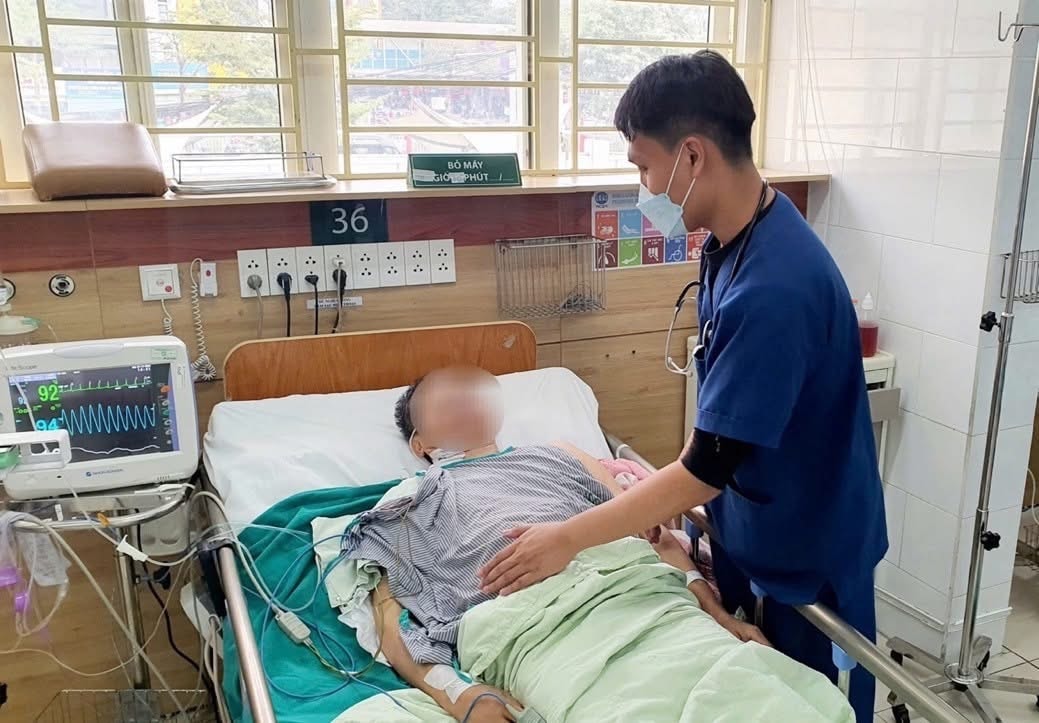Một bệnh nhân trong vụ ngộ độc ở Long Biên đang được điều trị tích cực tại Trung tâm Chống độc, Bệnh viện Bạch Mai. Ảnh: Bệnh viện Bạch Mai cung cấp